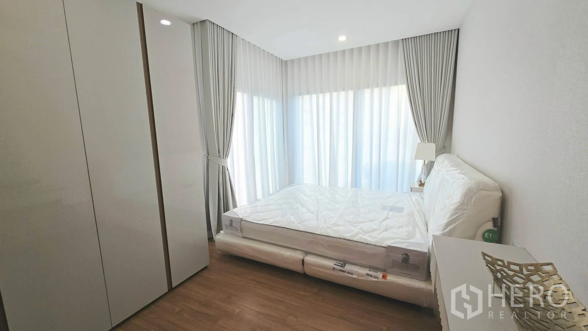 Detached House for rent in Prawet, Bangkok - Corner bedroom with soft natural light and a built-in wardrobe.