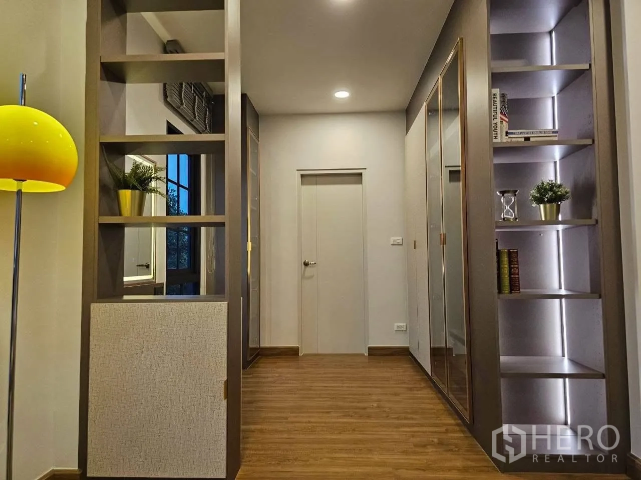 独栋房屋 for rent or sale in Bang Phli, Samut Prakan - 走廊设有带灯嵌入式搁架与镜面。