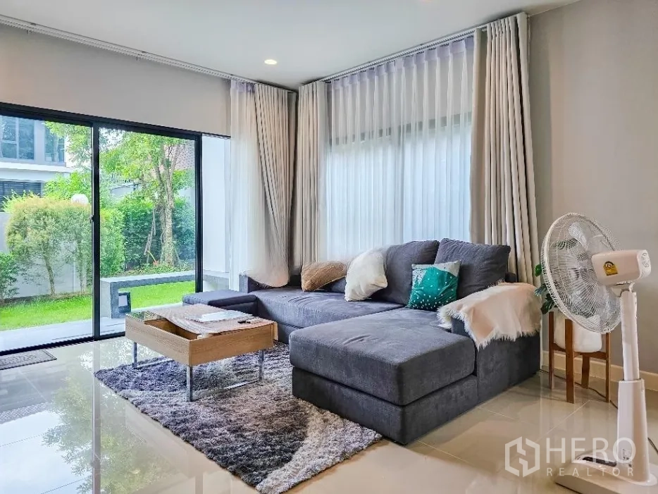 บ้าน ขายในLam Luk Ka, Pathum Thani - มุมพักผ่อนติดสวน ประตูบานเลื่อนและหน้าต่างกระจกสูงเต็มบาน