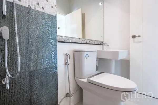 ทาวน์เฮาส์ ให้เช่าในBang Phli, Samut Prakan - ห้องน้ำสมัยใหม่ มีพื้นที่อาบน้ำกระเบื้องโมเสก กระจกบานยาว และสุขภัณฑ์สีขาว