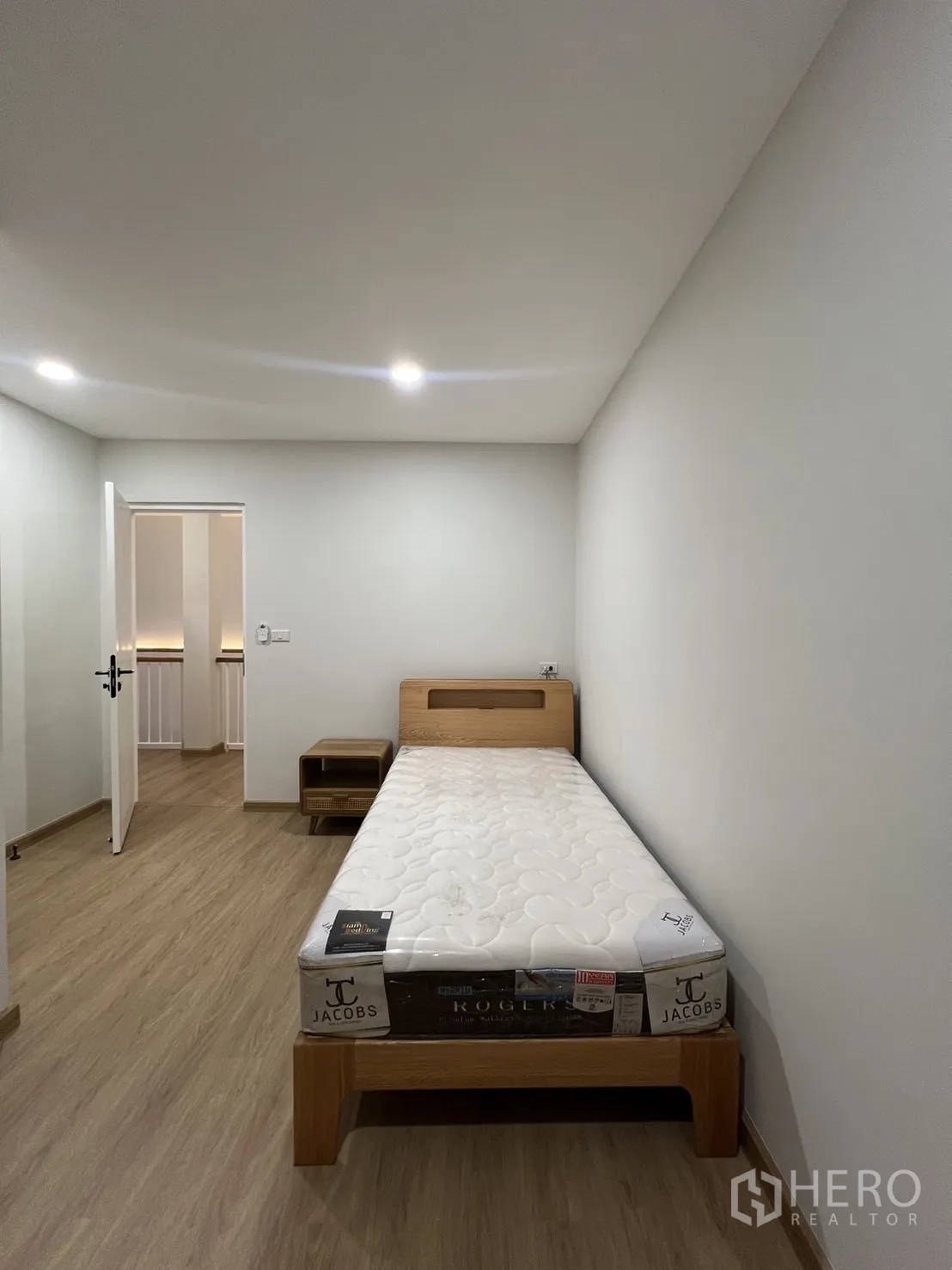 Detached House for rent in Saphan Sung, Bangkok - Bathroom with beige tiles, glass shower enclosure and floating vanity.