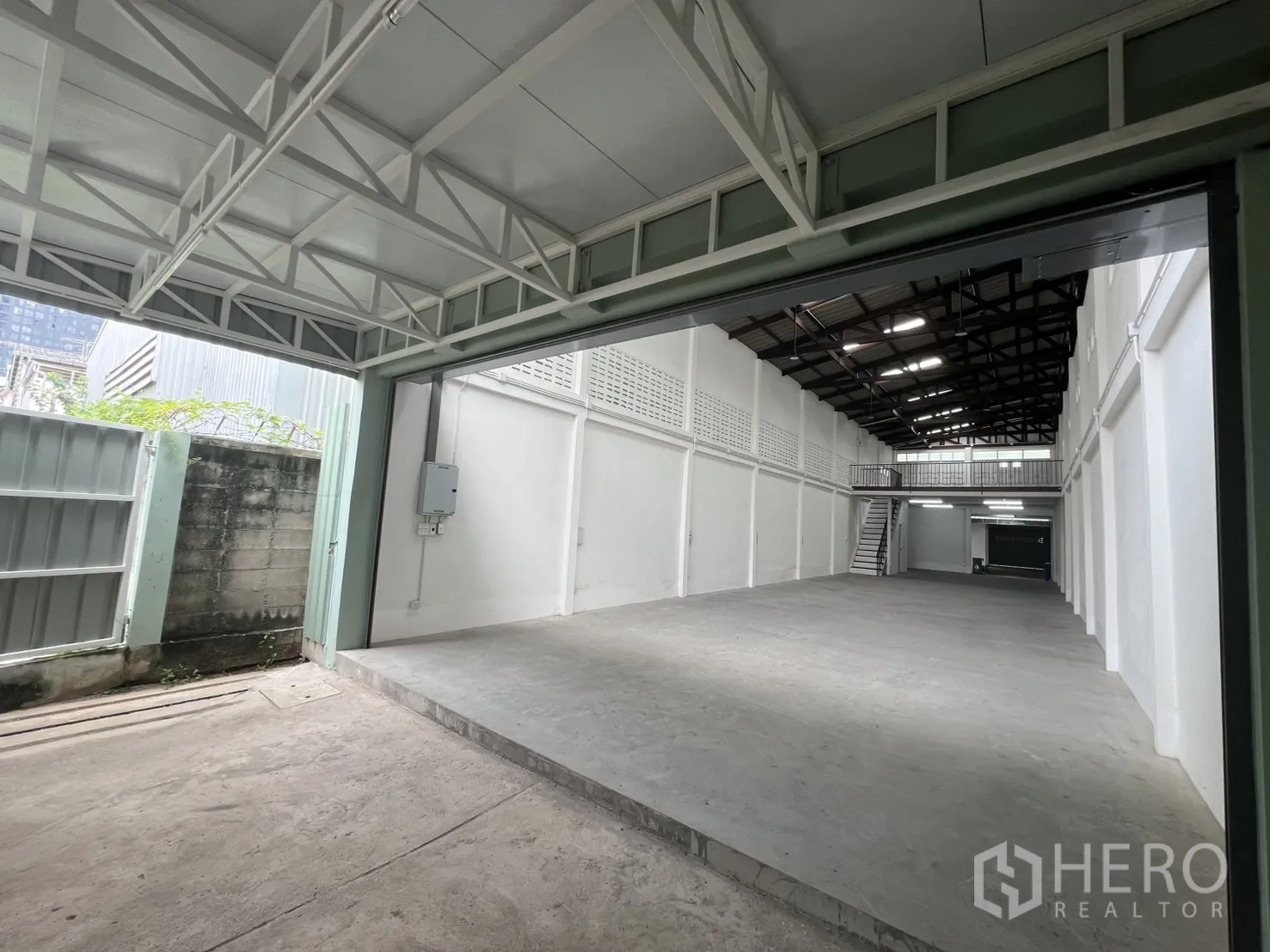 店屋 出租在Khlong Toei, Bangkok - 宽阔入口通向纵深商铺大厅与后部夹层。