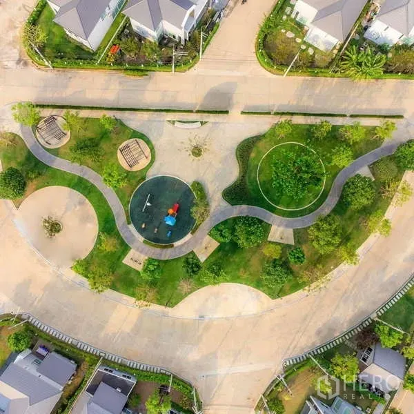 บ้าน ขายในLam Luk Ka, Pathum Thani - ภาพมุมสูงของสวนส่วนกลางในโครงการ มีสนามเด็กเล่นและทางเดินโค้ง