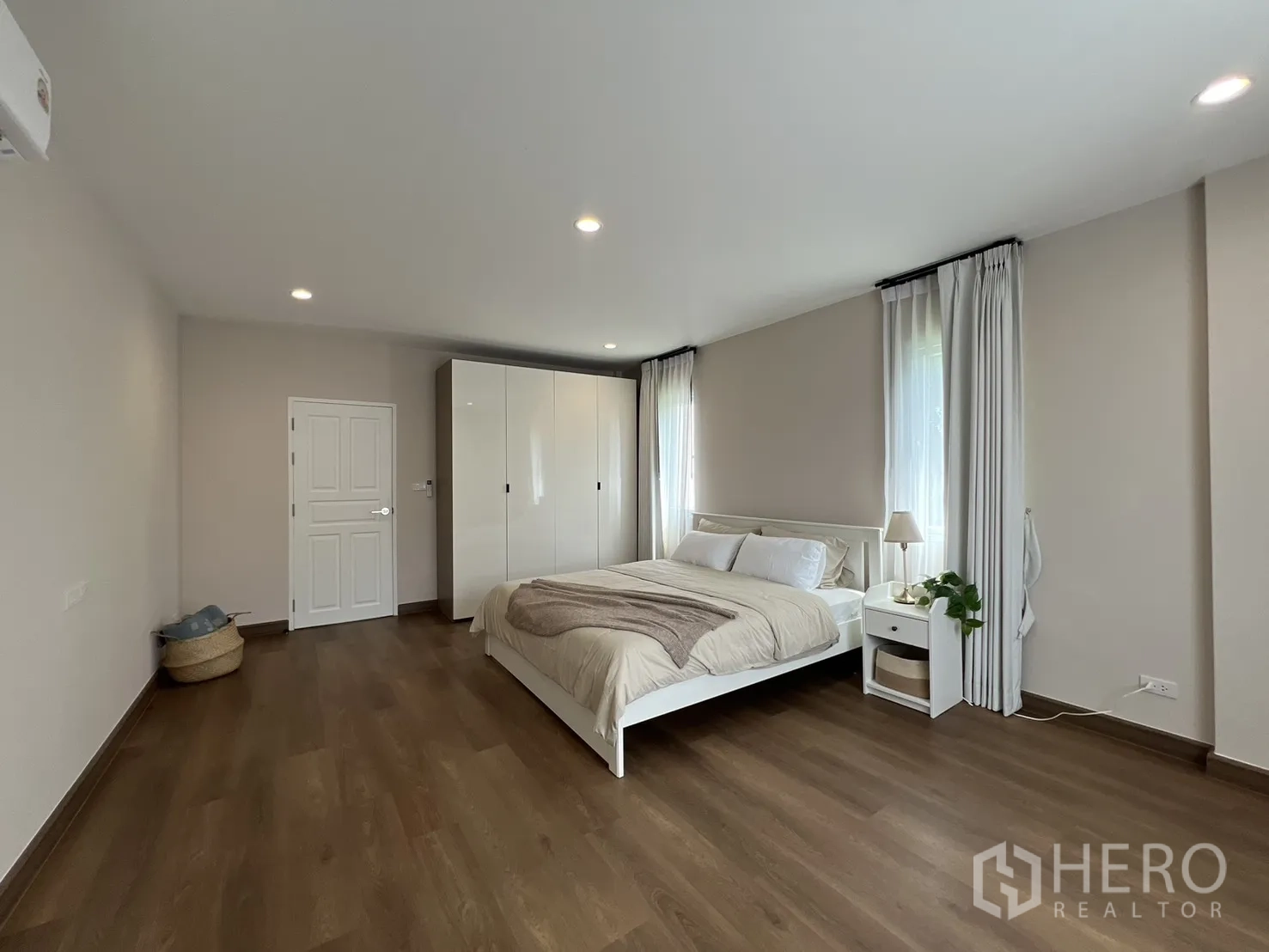 独立式住宅 出租在Mueang Samut Prakan, Samut Prakan - 卫浴配独立椭圆浴缸与雨淋花洒。