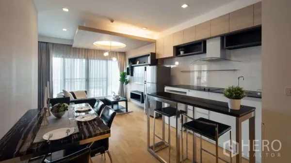 คอนโด ขายในWatthana, Bangkok - โซนทานอาหารและไอส์แลนด์ครัว เชื่อมสู่ผนังกระจกบานใหญ่พร้อมผ้าม่านโปร่ง