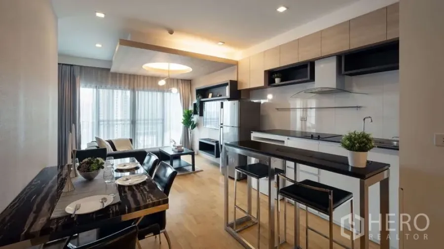 คอนโด ขายในWatthana, Bangkok - โซนทานอาหารและไอส์แลนด์ครัว เชื่อมสู่ผนังกระจกบานใหญ่พร้อมผ้าม่านโปร่ง