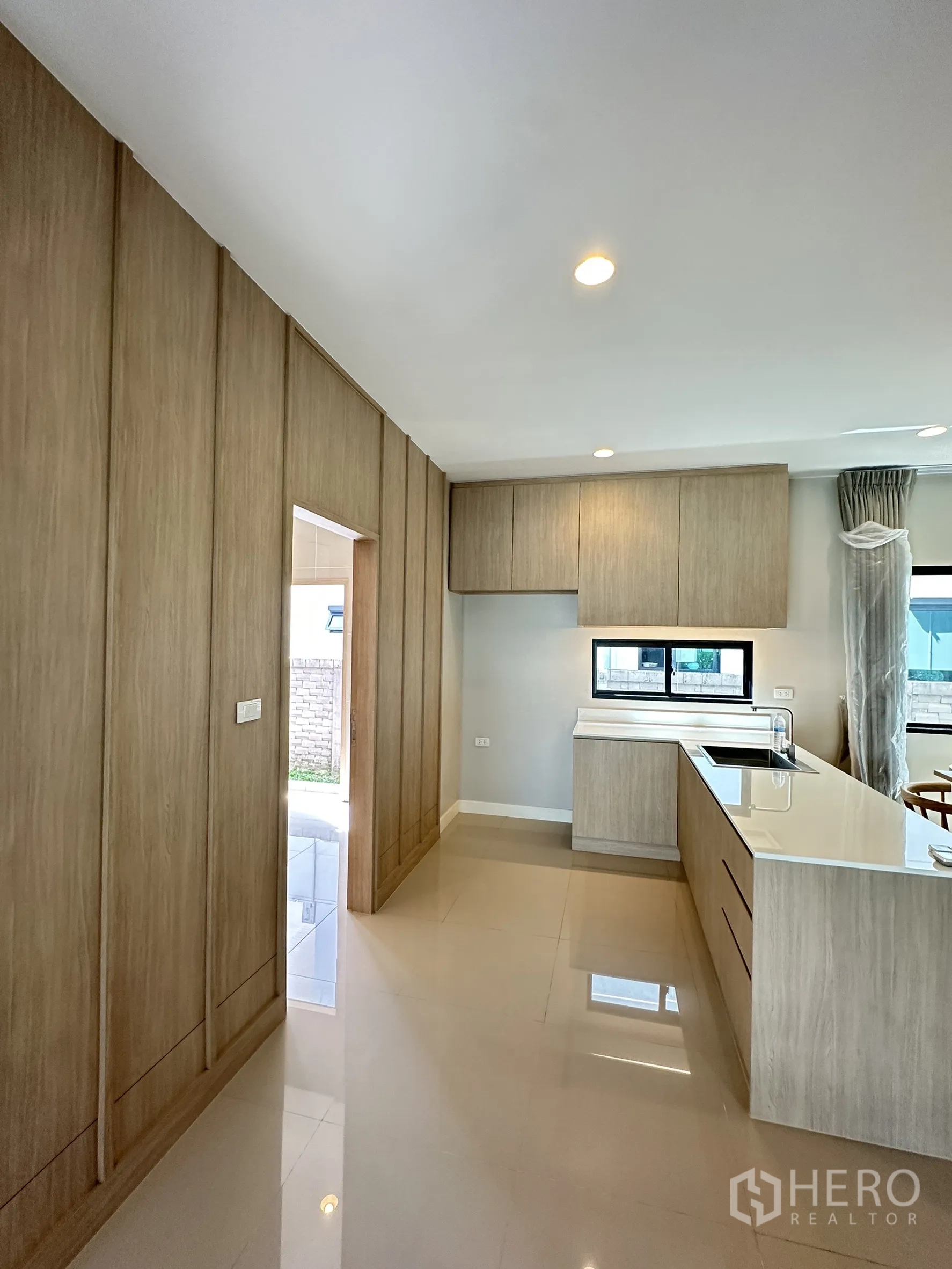 บ้าน ขายในLam Luk Ka, Pathum Thani - ครัวยุโรปมีไอส์แลนด์ ซิงก์บิวท์อิน และหน้าต่างด้านข้าง