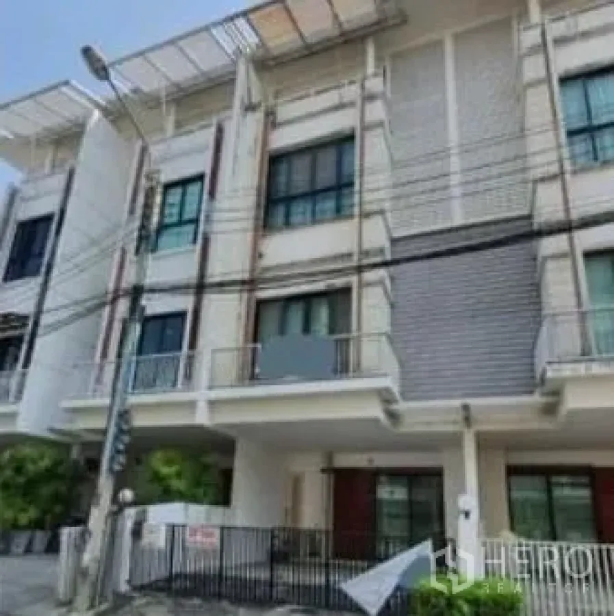 Townhouse for sale in Khlong Toei, Bangkok - Modern three-storey townhouse facade with balconies and gated parking in Phra Khanong.