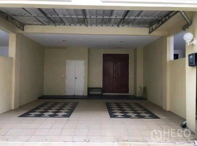 ทาวน์เฮาส์ ให้เช่าในPhra Khanong, Bangkok - ที่จอดรถในร่มสำหรับ 2 คัน ปูพื้นกระเบื้อง มีประตูไม้คู่