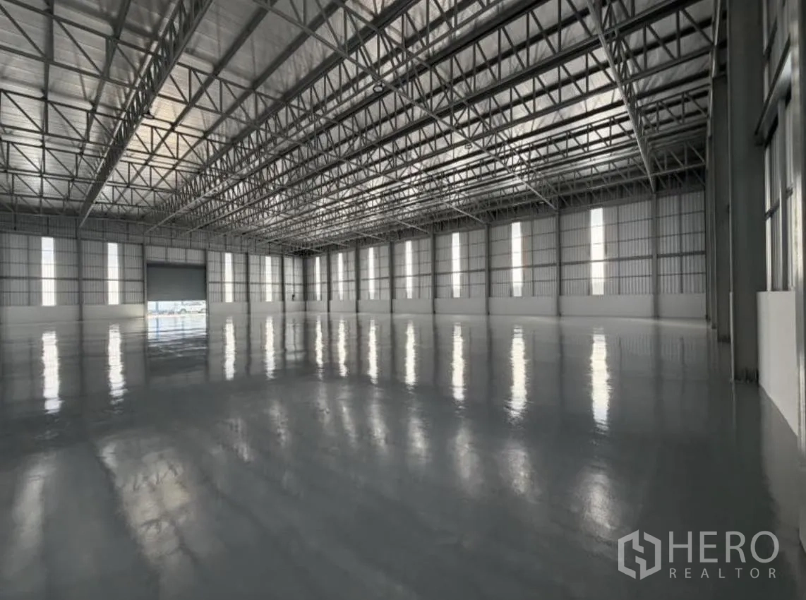 Warehouse for rent in Bang Khun Thian, Bangkok - Wide interior shot highlighting open floor area and loading door.