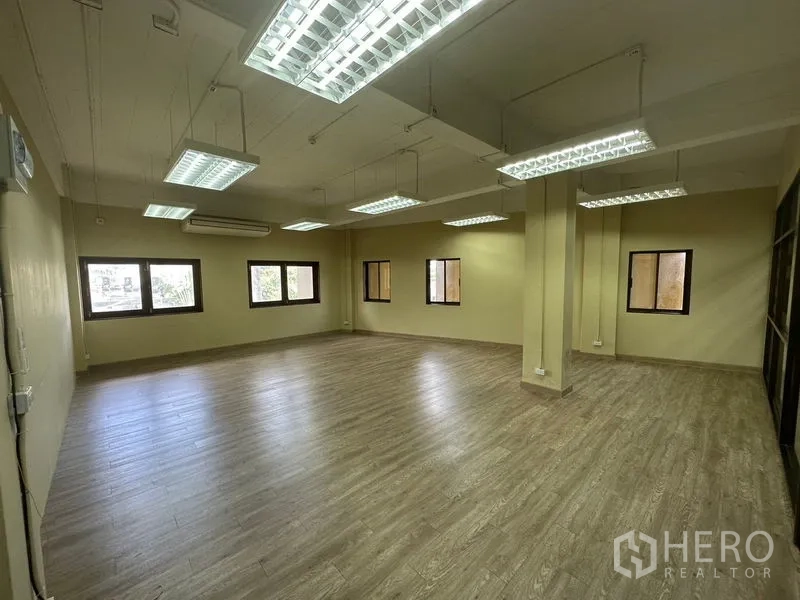 สำนักงาน ให้เช่าในChatuchak, Bangkok - พื้นที่สำนักงานมุมห้องกว้าง พื้นลายไม้ มีเสากลาง เครื่องปรับอากาศ และหน้าต่างรับแสงธรรมชาติ