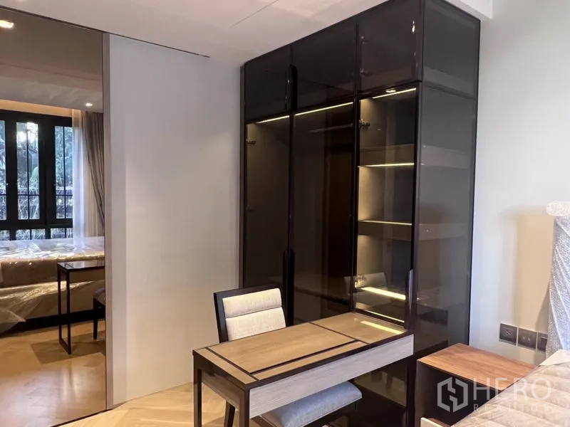 คอนโด ให้เช่าในKhlong Toei, Bangkok - มุมทำงานพร้อมโต๊ะไม้และตู้เสื้อผ้าบานกระจกมีไฟส่อง