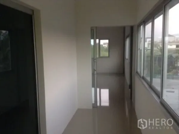 คลังสินค้า ให้เช่าในBang Kapi, Bangkok - โถงทางเดินภายในโกดัง มีบานหน้าต่างยาวเชื่อมห้องออฟฟิศ