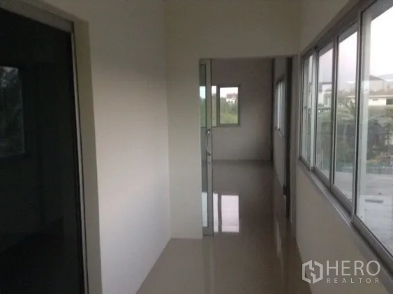 คลังสินค้า ให้เช่าในBang Kapi, Bangkok - โถงทางเดินภายในโกดัง มีบานหน้าต่างยาวเชื่อมห้องออฟฟิศ