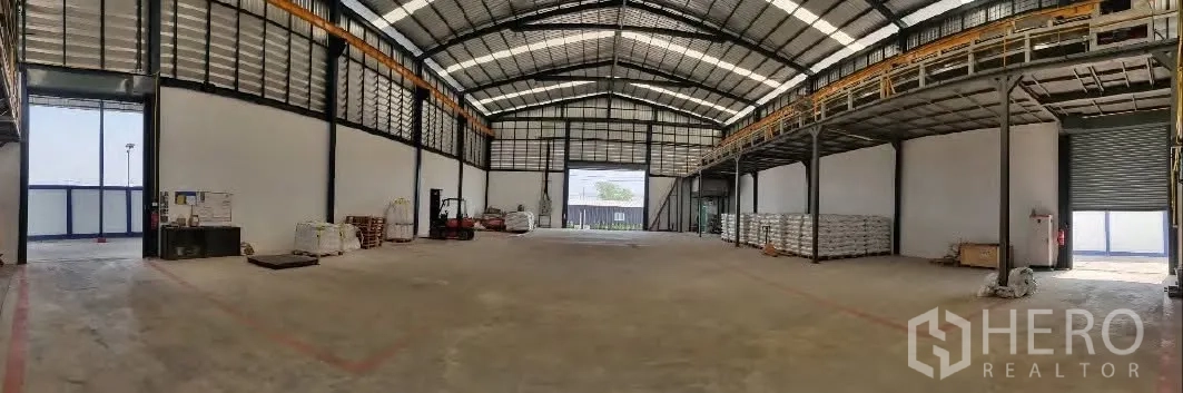 โรงงาน for rent or sale in Mueang Samut Sakhon, Samut Sakhon - ภายในโกดังโล่งหลังคาเหล็กสูง มีชั้นลอยและประตูม้วน