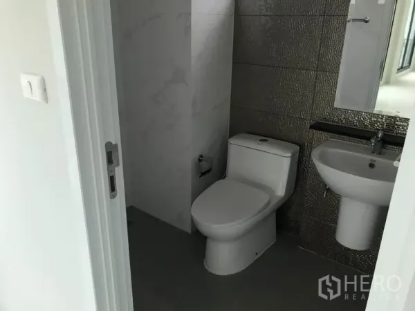 สำนักงานที่บ้าน ให้เช่าในSuan Luang, Bangkok - ห้องน้ำสมัยใหม่ พร้อมโถสุขภัณฑ์ อ่างล้างหน้า และผนังกระเบื้อง