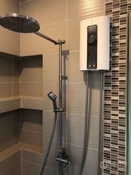 บ้าน ให้เช่าในSaphan Sung, Bangkok - ห้องน้ำฝักบัวเรนชาวเวอร์ พร้อมเครื่องทำน้ำอุ่นและผนังกระเบื้องโทนอบอุ่น