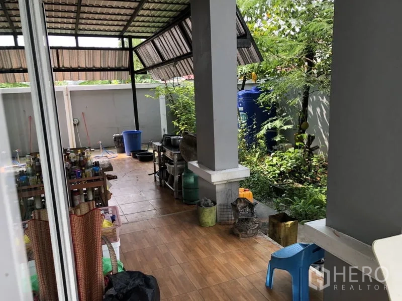 บ้าน ขายในLam Luk Ka, Pathum Thani - ครัวไทยนอกบ้านมีหลังคาและพื้นที่ซักล้างข้างสวน