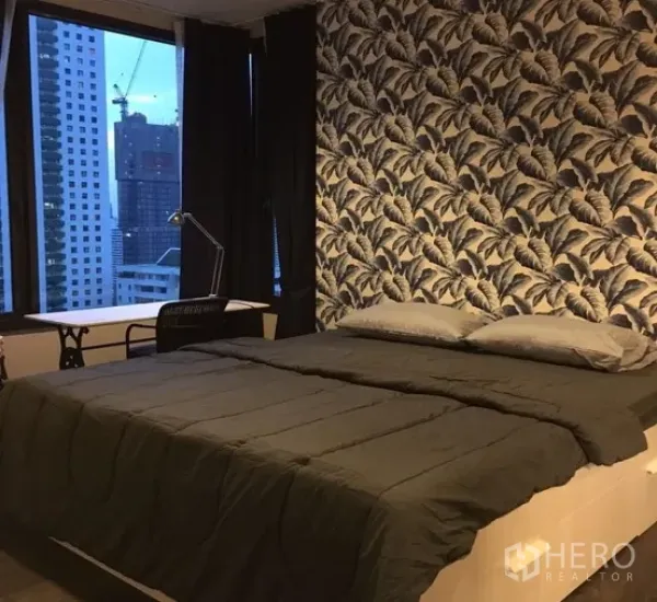 คอนโด ให้เช่าในWatthana, Bangkok - ห้องนอนพร้อมวอลเปเปอร์ลายเด่น เตียงขนาดใหญ่ โต๊ะทำงาน และหน้าต่างวิวเมือง