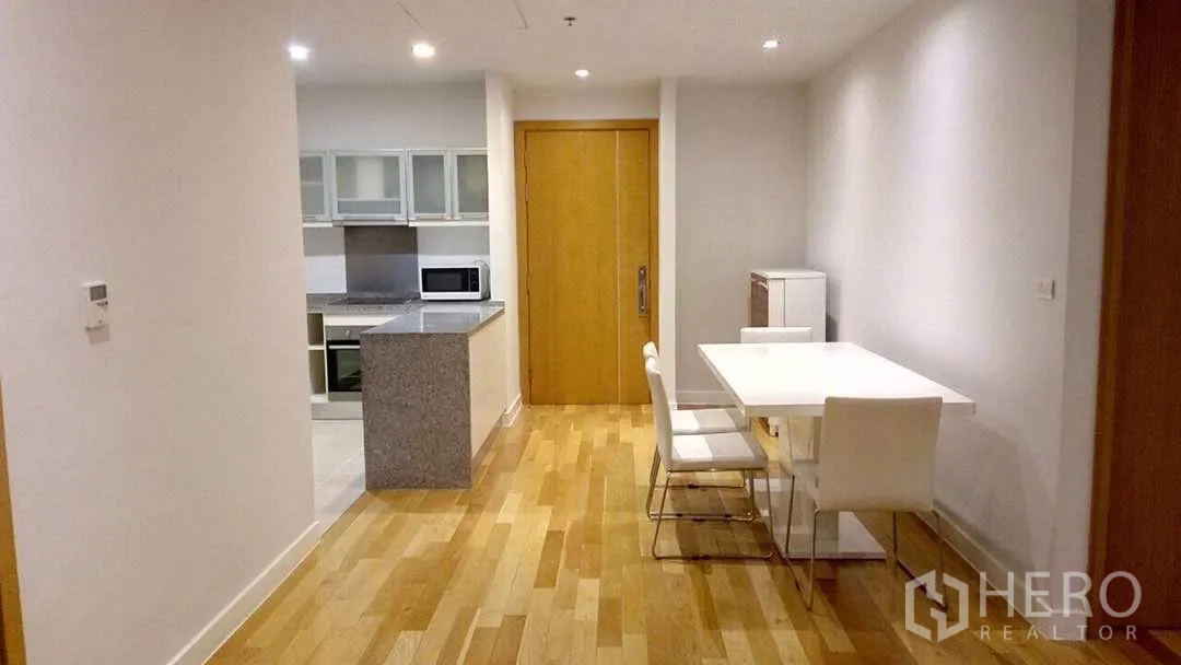 คอนโด ให้เช่าหรือขายในKhlong Toei, Bangkok - พื้นที่รับประทานอาหารโต๊ะสีขาวติดครัวสไตล์โมเดิร์นพร้อมเคาน์เตอร์หินแกรนิตและเครื่องใช้ไฟฟ้า