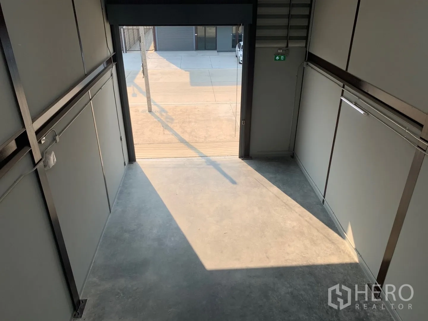 โกดัง for rent in Bang Phli, Samut Prakan - มุมมองจากในลานโหลดไปยังประตูม้วนและทางวิ่งด้านนอก