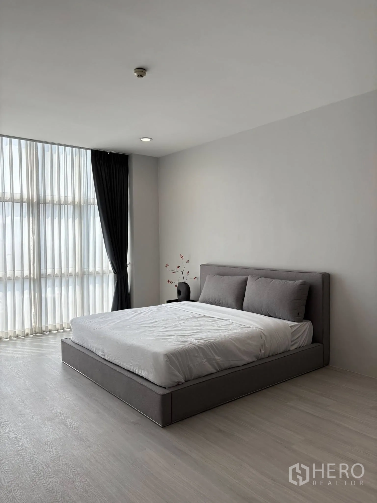 คอนโด for rent in Ratchathewi, Bangkok - ห้องนอนใหญ่กว้าง เตียงผ้าสีเทาและม่านโปร่ง