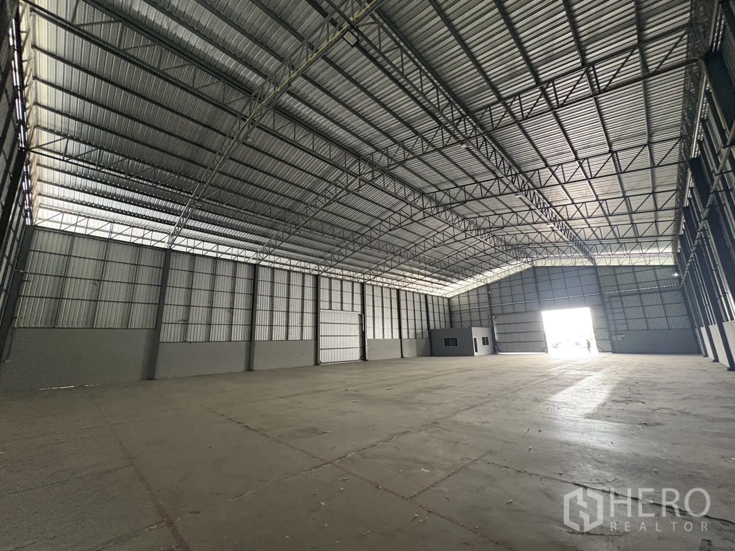 คลังสินค้า ให้เช่าในMueang Samut Prakan, Samut Prakan - ภายในโกดังหันสู่ช่องประตูทางออกสว่าง มีตู้สำนักงานภายใน.