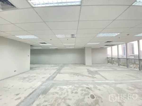 办公空间 出租在Chatuchak, Bangkok - 未装潢办公区，大窗与浅色墙面，日光充沛。