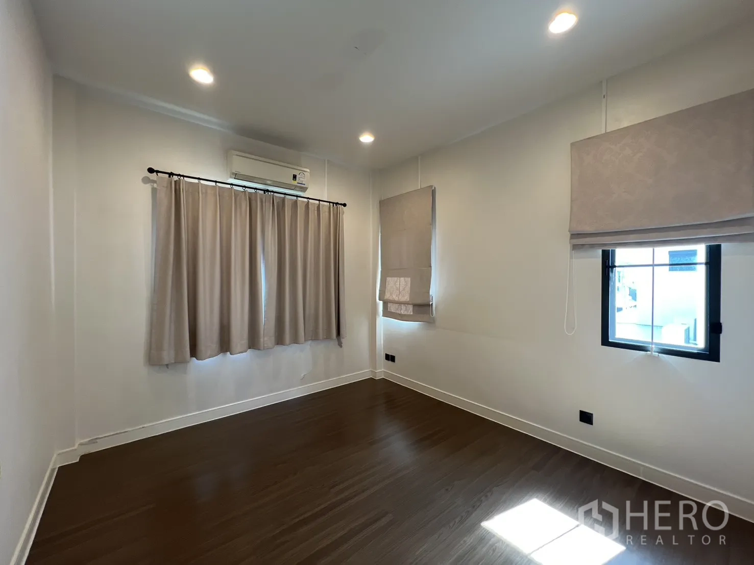 独立式住宅 出售在Bang Kapi, Bangkok - 宽敞卧室，多窗与窗帘。