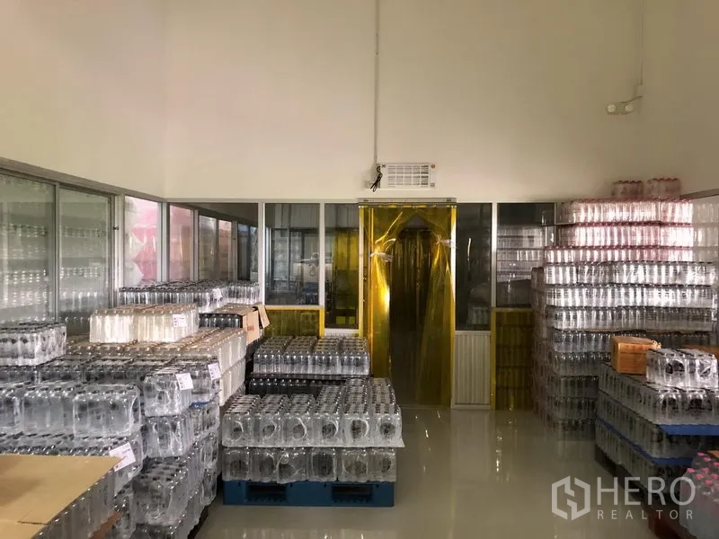 โรงงาน ให้เช่าหรือขายในWang Noi, Phra Nakhon Si Ayutthaya - พื้นที่จัดเก็บแบบคลีน มีม่านริ้วสีเหลืองและสต๊อกสินค้าจัดเป็นระเบียบ