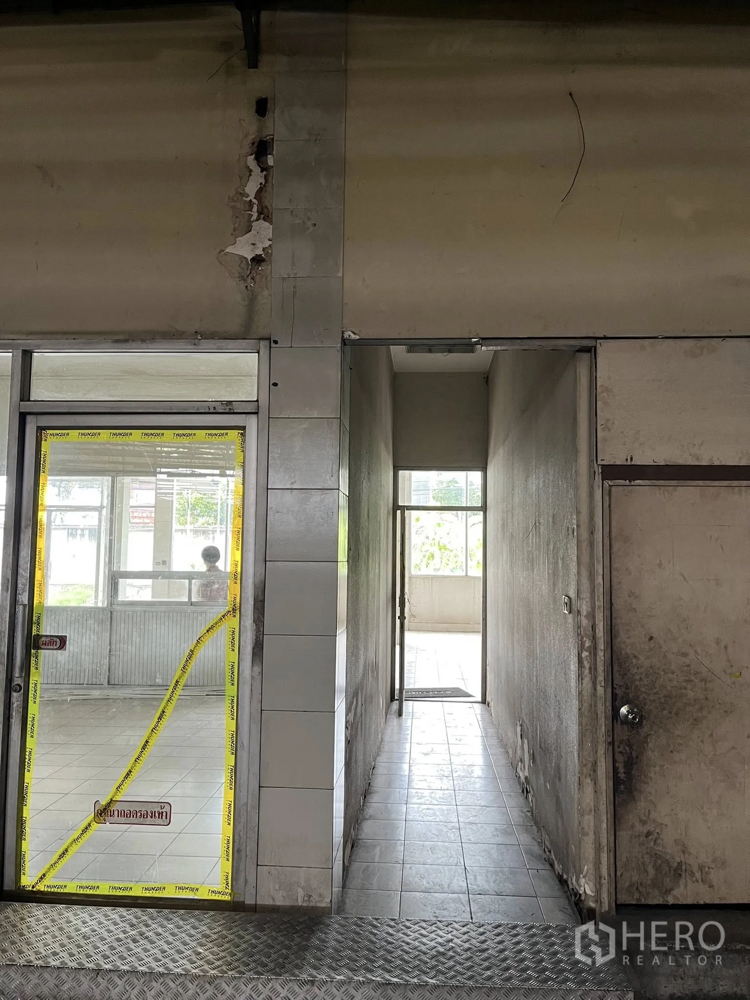 工厂 出租在Phra Pradaeng, Samut Prakan - 铺砖走廊，连接仓库与办公区并设侧门。