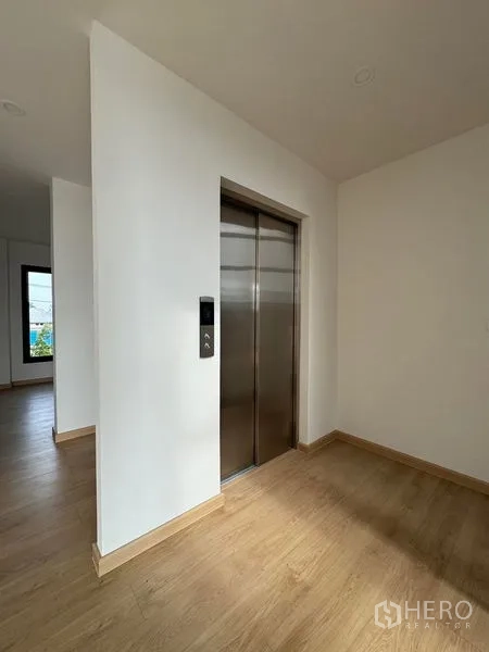 Home Office for rent in Pak Kret, Nonthaburi - Stainless private elevator off the corridor in the home office