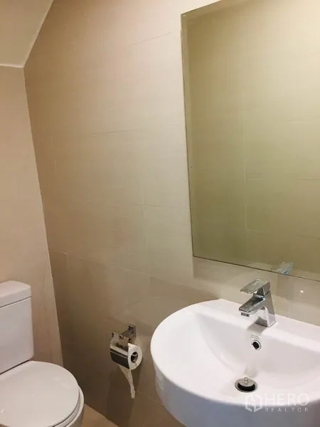 带办公室的家 出租在Wang Thonglang, Bangkok - 米色瓷砖浴室，洗手盆、镜子与坐便器