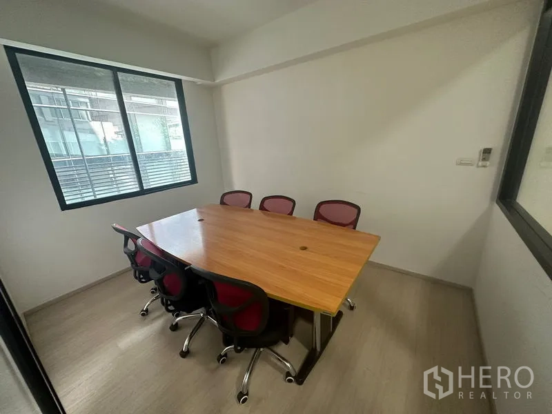 สำนักงาน ให้เช่าในKhlong Toei, Bangkok - ห้องประชุมขนาดเล็ก โต๊ะประชุมไม้ พร้อมเก้าอี้สำนักงานสีแดง 6 ตัว ข้างหน้าต่าง