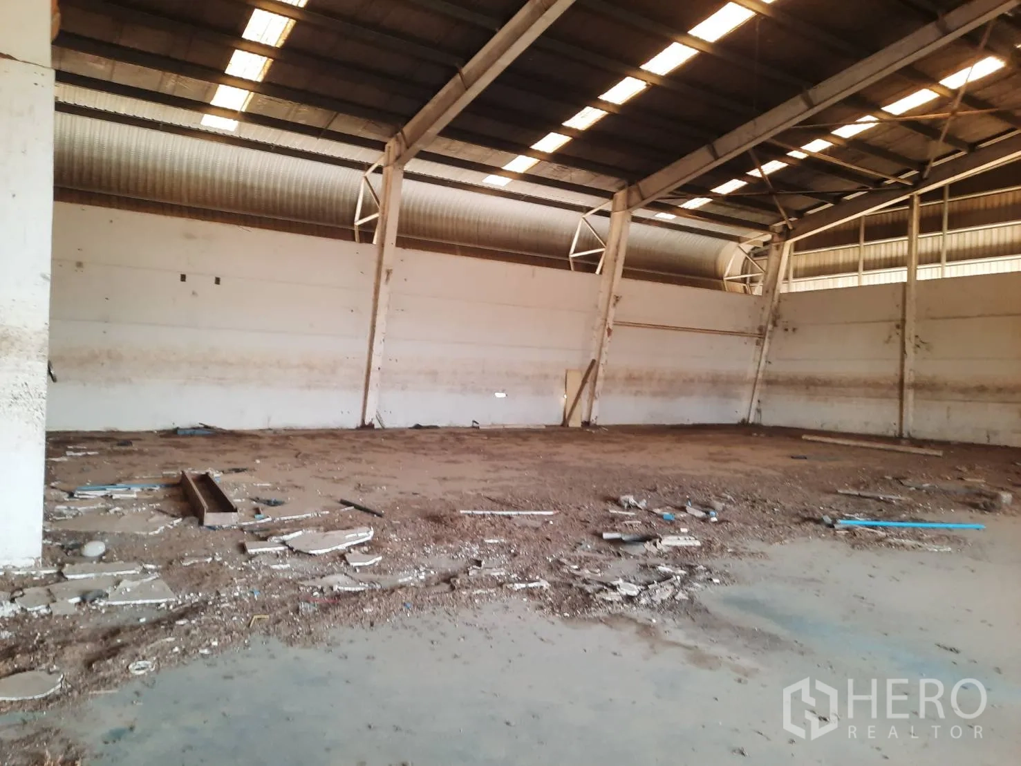 โรงงาน for sale in Bang Pa-in, Phra Nakhon Si Ayutthaya - อาคารคลังสินค้าช่วงเสากว้าง เพดานสูง มีแผ่นหลังคาโปร่งแสง