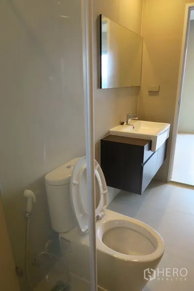 ทาวน์เฮาส์ ให้เช่าในSuan Luang, Bangkok - ห้องน้ำสมัยใหม่ เคาน์เตอร์อ่างล้างหน้าติดผนัง กระจกบานยาว และโถสุขภัณฑ์