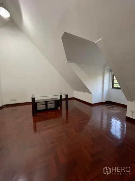 ทาวน์เฮาส์ ให้เช่าในKhlong Toei, Bangkok - ห้องชั้นลอย/ห้องใต้หลังคา เพดานลาด พื้นไม้เงางามและช่องหน้าต่าง