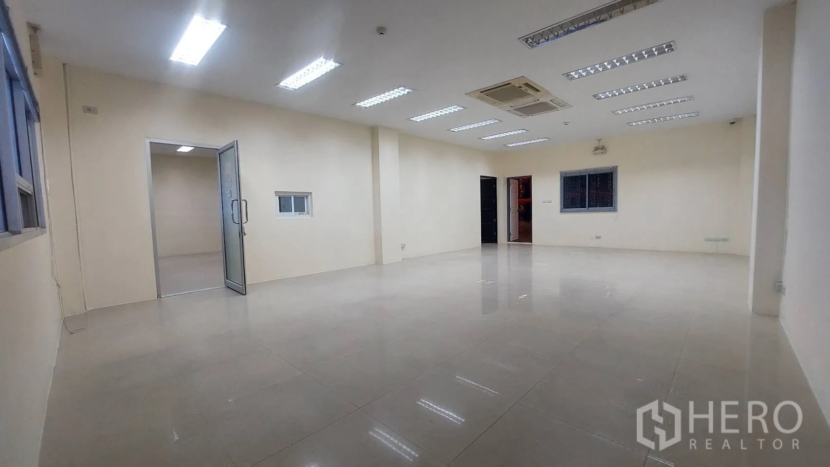 货栈 出租在Mueang Pathum Thani, Pathum Thani - 仓库内明亮瓷砖办公室，带吊顶灯与空调。