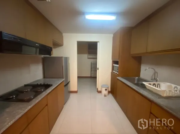 คอนโด ให้เช่าในPhaya Thai, Bangkok - ครัวแยกสไตล์แกลลีย์ เคาน์เตอร์หิน เตาและเครื่องดูดควัน ตู้เย็นขนาดใหญ่