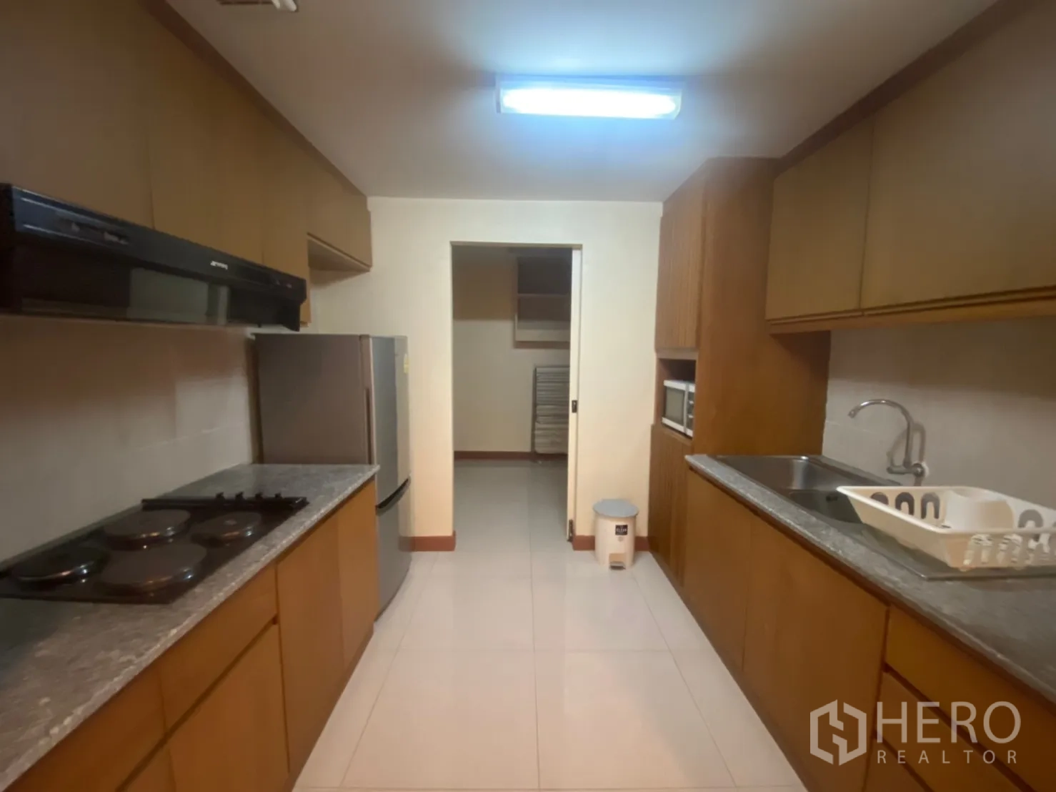 คอนโด ให้เช่าในPhaya Thai, Bangkok - ครัวแยกสไตล์แกลลีย์ เคาน์เตอร์หิน เตาและเครื่องดูดควัน ตู้เย็นขนาดใหญ่