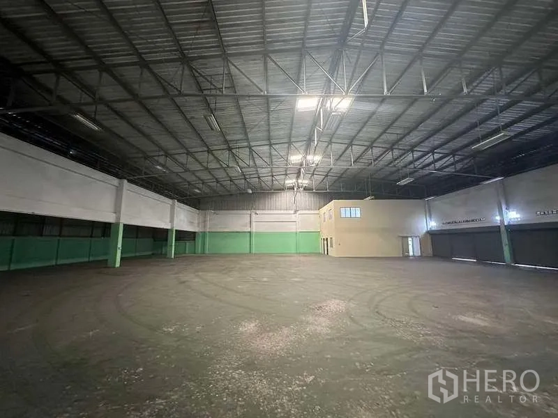工厂 出租在Nonthaburi - 宽阔仓库地面，带采光窗与内部两层办公室模块。