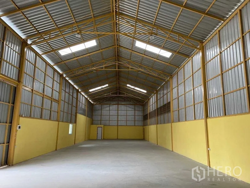 คลังสินค้า ให้เช่าในLat Krabang, Bangkok - ภายในโกดังโปร่ง หลังคาทรงจั่วเมทัลชีทสูง มีแผ่นรับแสงธรรมชาติและพื้นคอนกรีตไร้เสากลาง
