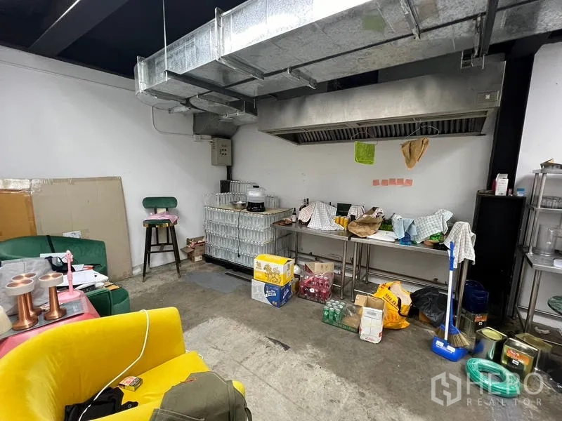 零售空间 出租在Watthana, Bangkok - 商业厨房区域，超大抽油烟机、物资与水泥地面。