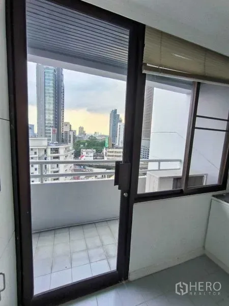 คอนโด ให้เช่าในWatthana, Bangkok - ประตูกระจกจากครัวออกสู่ระเบียงเล็ก พร้อมวิวสกายไลน์กรุงเทพฯ