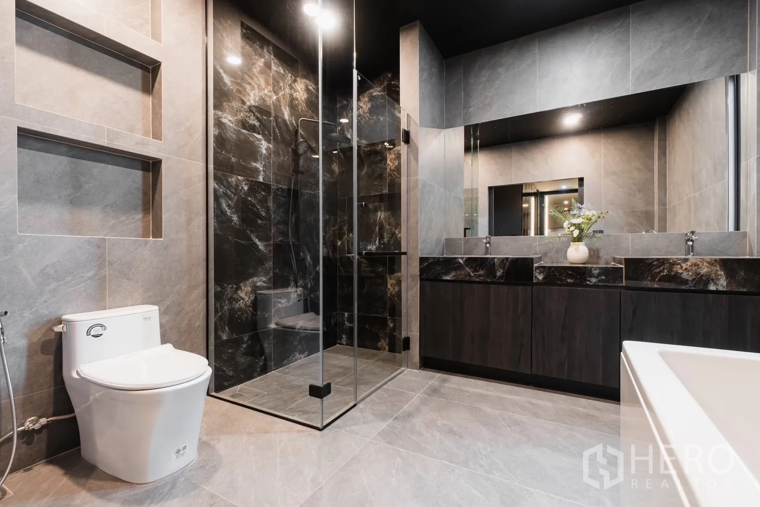 บ้าน ให้เช่าหรือขายในPrawet, Bangkok - ห้องน้ำพร้อมโซนอาบน้ำลายหินและอ่างล้างหน้าคู่