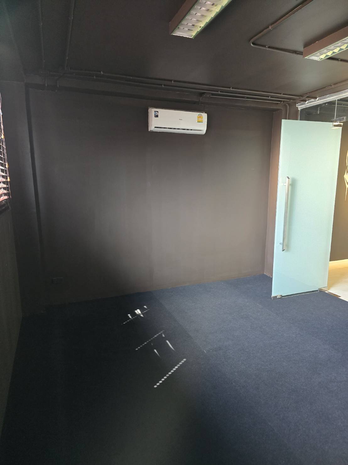 Office Space for rent in Watthana, Bangkok - Private room with dark walls, air conditioner and glass door, ideal for a manager’s office or quiet work area.