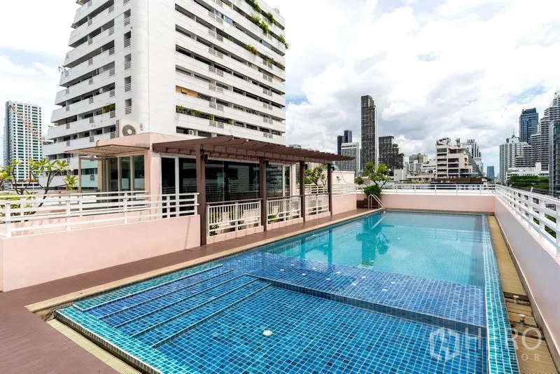 คอนโด ให้เช่าในWatthana, Bangkok - สระว่ายน้ำบนดาดฟ้าพร้อมวิวสกายไลน์เมืองและพื้นที่อาบแดด