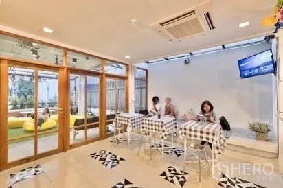 อาคารพาณิชย์ ให้เช่าในPathum Wan, Bangkok - พื้นที่รับประทานแบบคาเฟ่สว่างโต๊ะลายตาราง พร้อมประตูกระจกสไลด์ออกสู่ระเบียง