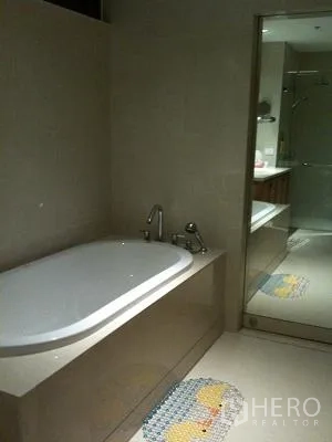 公寓 出租或出售在Khlong Toei, Bangkok - 现代浴室，嵌入式浴缸与玻璃淋浴间。