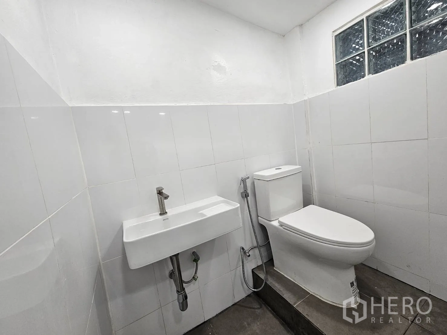 สำนักงานที่บ้าน ให้เช่าในKhlong Toei, Bangkok - ห้องน้ำปรับปรุงใหม่ ผนังกระเบื้องสีขาว อ่างล้างหน้าและโถสุขภัณฑ์